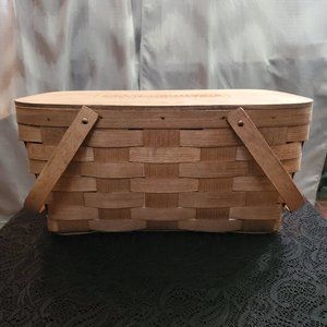 UNUSED Casino Queen picnic basket w/ place settings & tablecloth